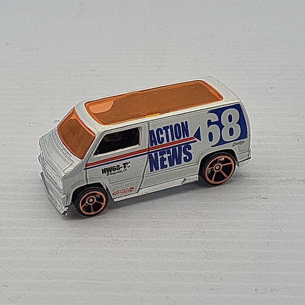2007 Hot Wheels Custom 77 White Orange Blue Dodge Van Action News 68